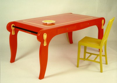 tavolo-legno-rosso-con-sedia-gialla223
